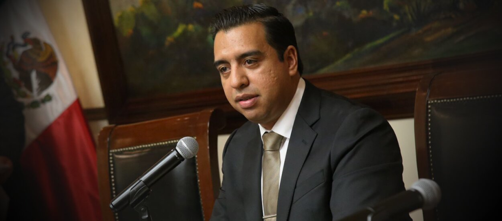 Image › Regiadísticas Jesús Nava Fue Criticado Por Usar Zapatos De Lujo De 25 Mil Pesos, Mostrando Un Contraste Con La Realidad De Santa Catarina Y Generando Indignación Ciudadana.