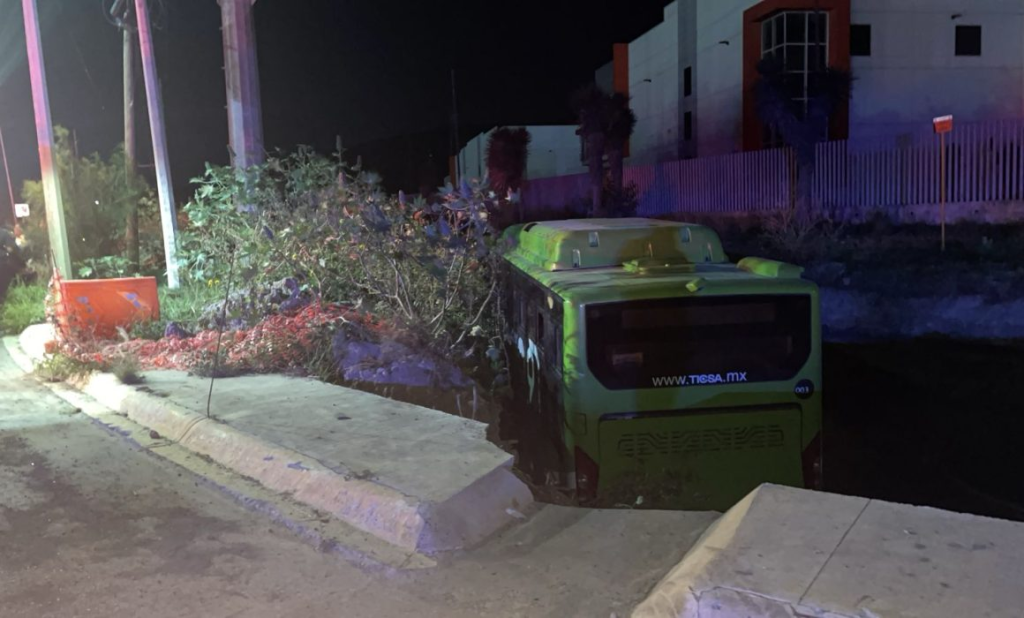 Camión De Transporte Urbano Cae a Canal En García Tras Falla Mecánica. Dieciséis Pasajeros Resultan Heridos; Exigen a Autoridades Apoyo Médico Y Jurídico.