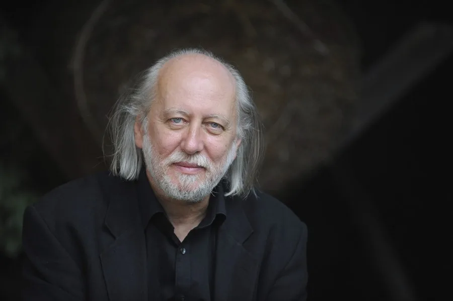 Image › Regiadísticas László Krasznahorkai Gana El Premio Nobel De Literatura 2025 Por Su Obra Visionaria Que Explora La Fragilidad Del Orden Social Y El Poder Del Arte.