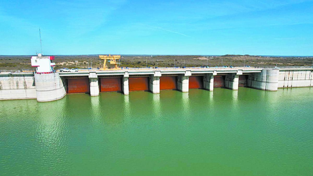 Samuel García Prometió Proteger La Presa El Cuchillo, Pero El Desfogue Hacia Estados Unidos Dejó a Nuevo León Sin Agua, Generando Críticas Y Polémica.