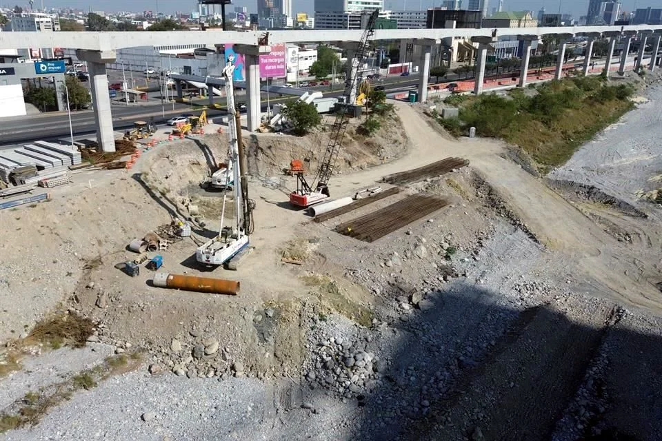 Image › Regiadísticas Las Obras Estatales Sobre El Río Santa Catarina Avanzan Pese a La Suspensión Federal, Generando Riesgos Ambientales Por Los Puentes Peatonales De Samuel García.