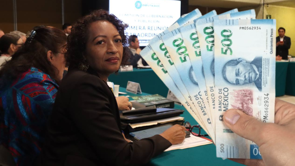 a Hand Holding Several 500-peso Mexican Banknotes Toward the Camera While a Woman Sits at a Conference Registration Desk in the Background. › Regiadísticas