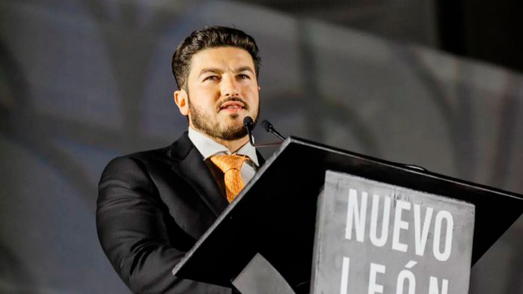 Hombre Usando Un Traje Negro Dando Un Discurso En Un Evento De Nuevo León › Regiadísticas