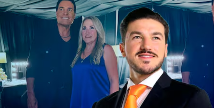Samuel-garcia-presumio-concierto-de-chayanne › Regiadísticas Man in a Suit with an Orange Tie Smiles in the Foreground at a Social Event, with Two Casually Dressed Guests Behind Him in Blue and Black. › Regiadísticas