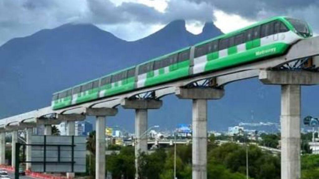 Green and White Elevated Train Traversing a Viaduct with Mountains in the Background. › Regiadísticas